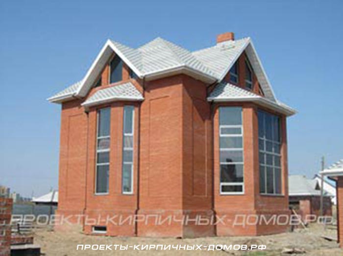 Фото кирпичного дома на этапе завершения